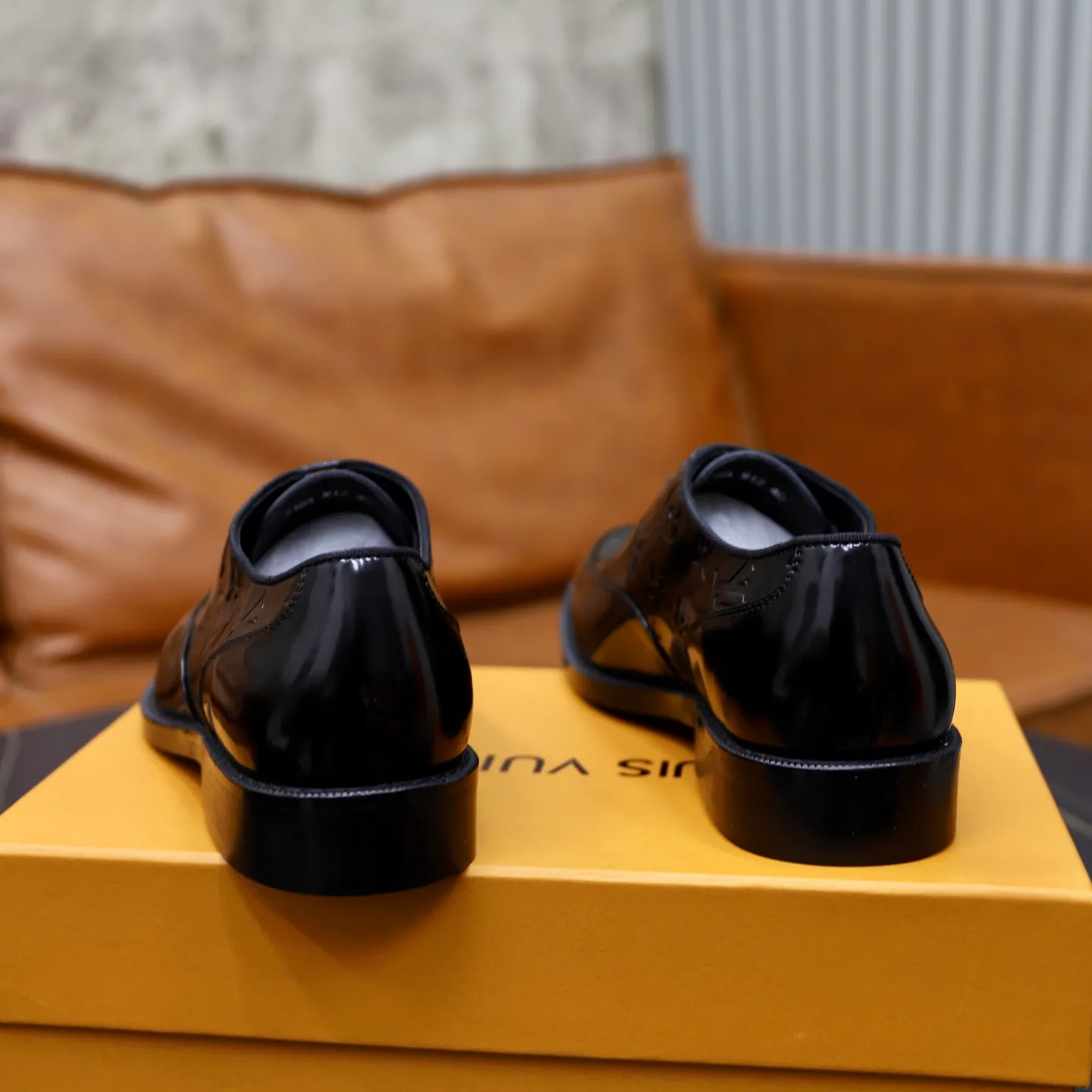 Men's shoes: 280🙅‍♂️🙅‍♂️🙅‍♂️Niuli Brand: LV Louis Vuitton Size: 39-44 (38, 45, 46 can be customized) Level: Counter classic Material: Original soft cowhide upper Comfortable cowhide lining Original lightweight outsole Style category: Formal business casual driving leather shoes Color: Color of the actual picture